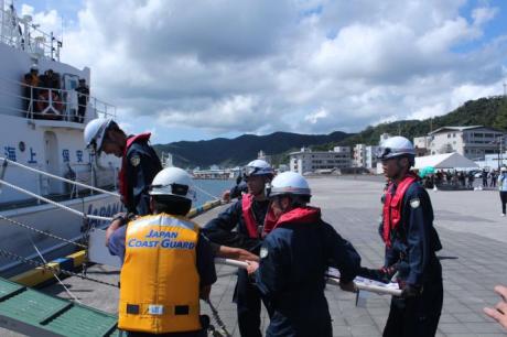 平成29年度奄美市防災訓練（海保と県警機動隊の協力による避難者搬送訓練）